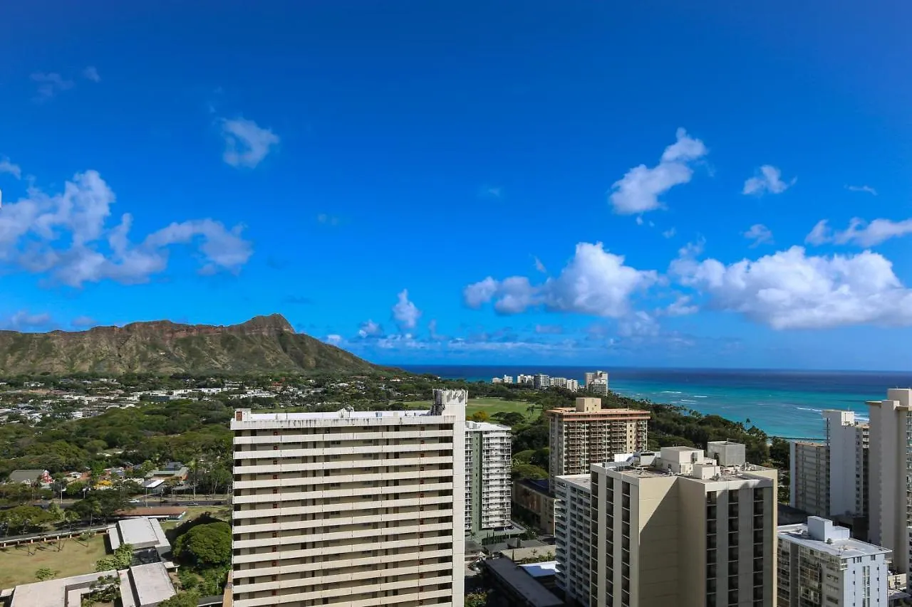 Ocean View Escape, Steps To Beach & Free Parking! Honolulu Apartment