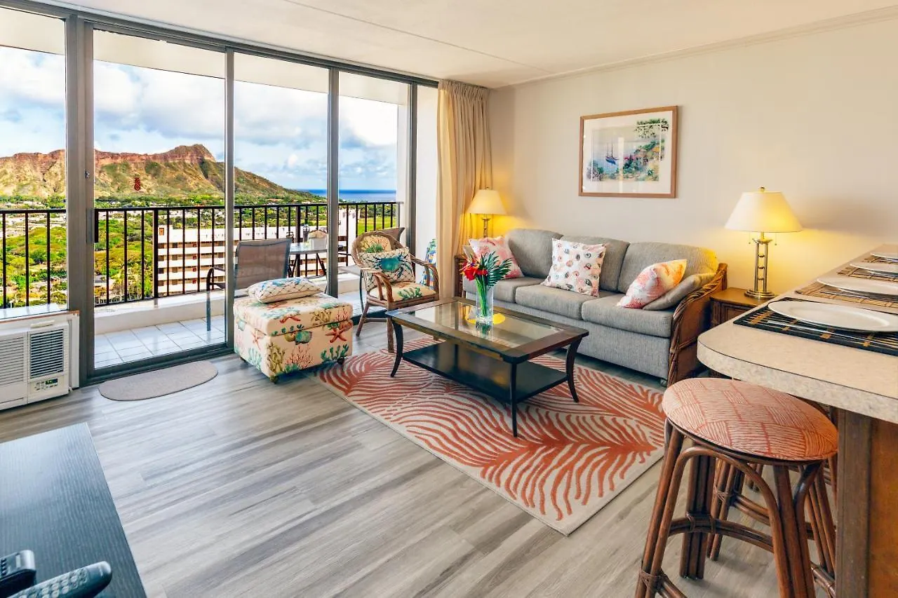 Ocean View Escape, Steps To Beach & Free Parking! Honolulu Apartment