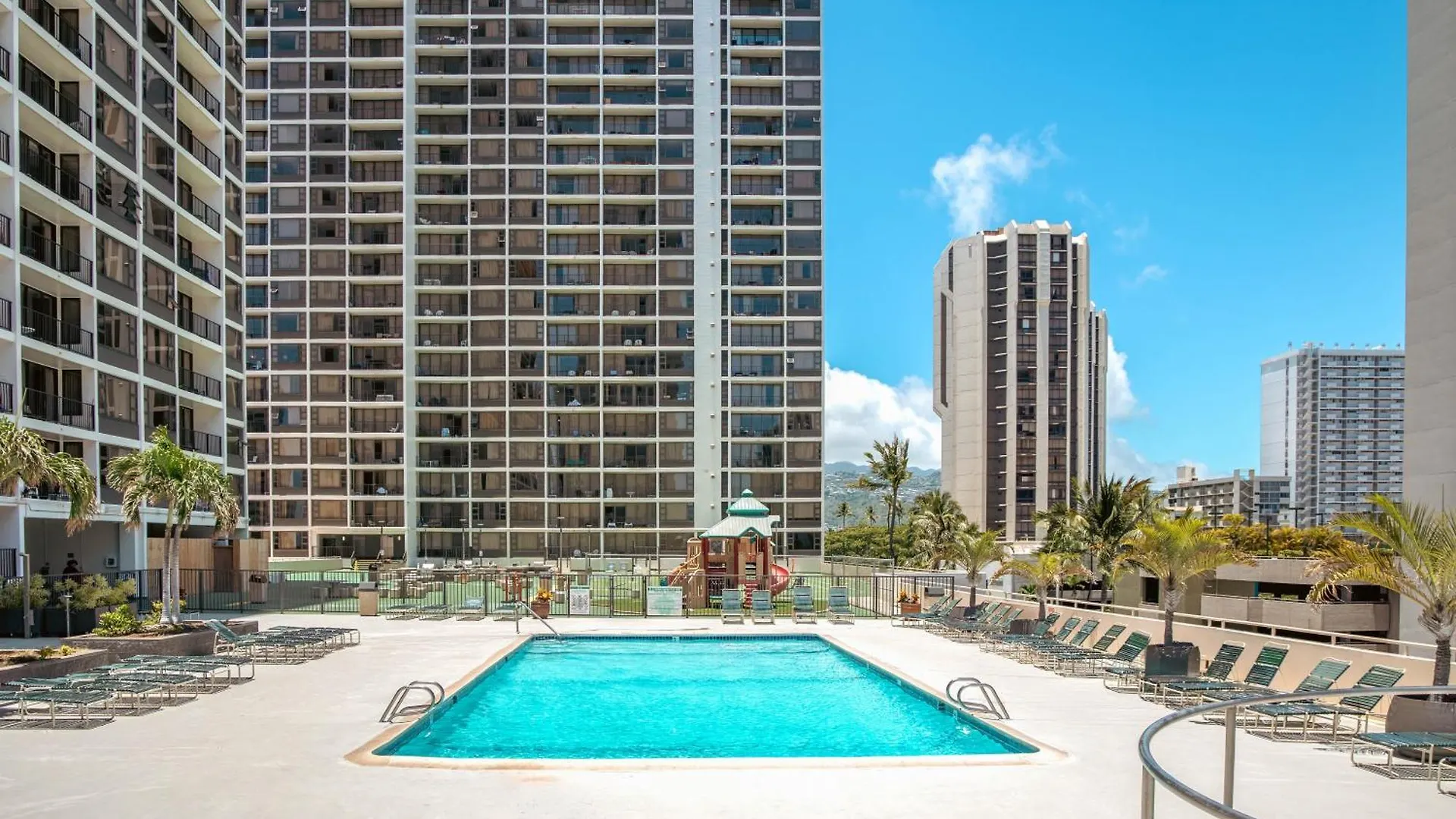 Ocean View Escape, Steps To Beach & Free Parking! Honolulu Apartment